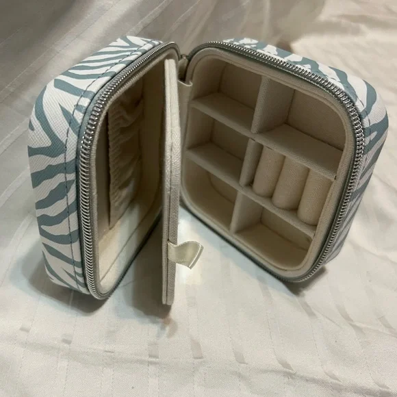 White and Gray Jewelry Box - Picture 4 of 5